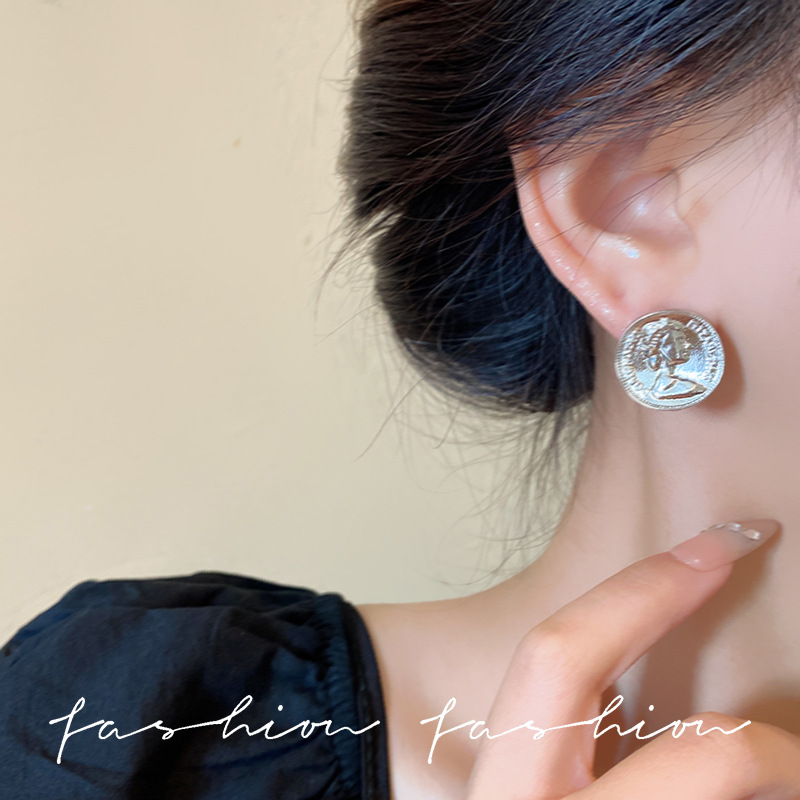 High-end French metal portrait earrings, 925 silver needle, light luxury, niche design, cold style, new stud style Application Scenario