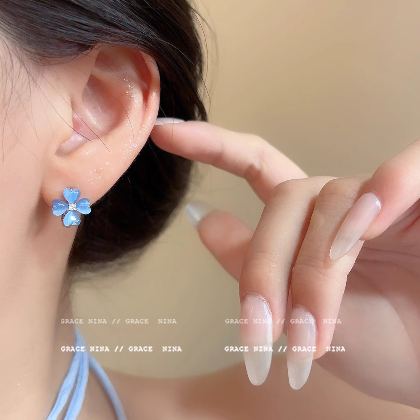 Zirconium blue lucky flower earrings, high-end and niche design, small and exquisite stud earrings, ear buckles and earrings for women in summer Specification drawing