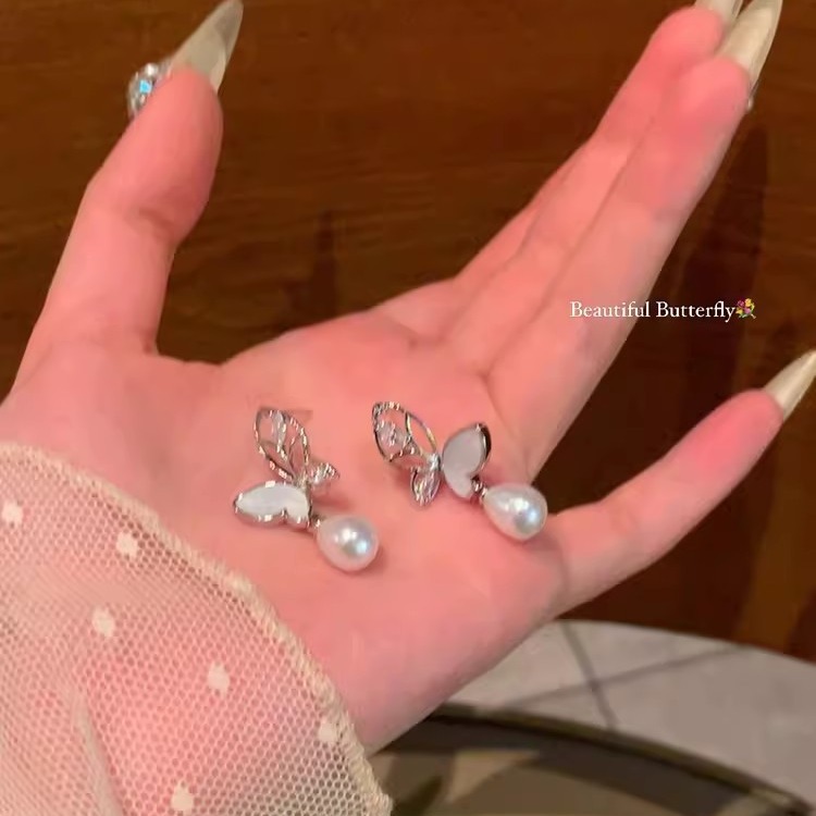 Fresh and elegant butterfly pearl earrings, a new 2024 bestseller for women, exude a high-end feel and a light luxury style with stud earrings and pendants full figure