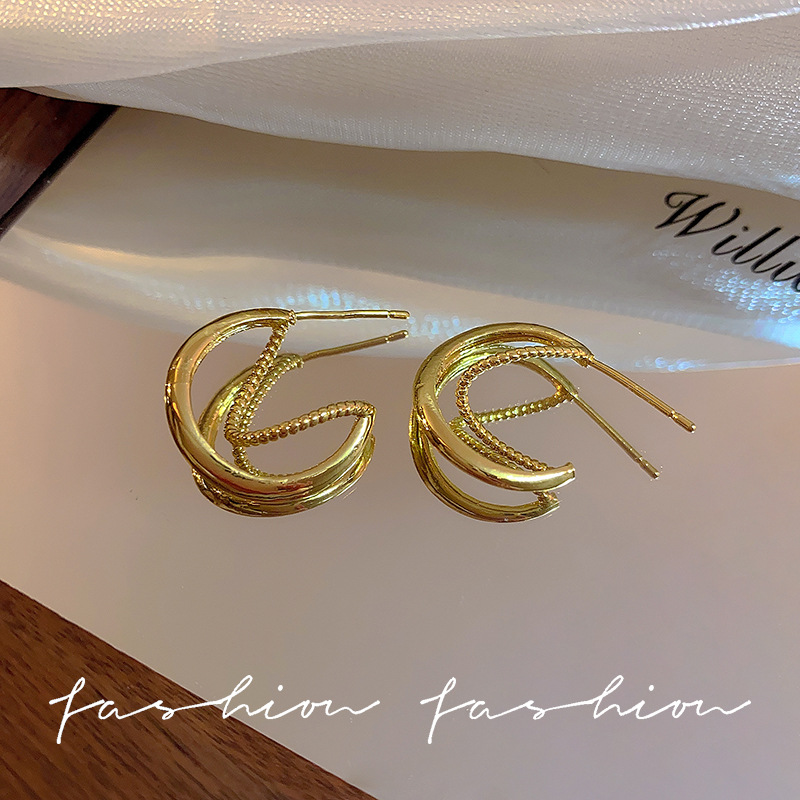 Metal personalized ear rims, cold style, circular ring, niche design sense, European and American temperament, retro C-shaped stud earrings wholesale details Picture