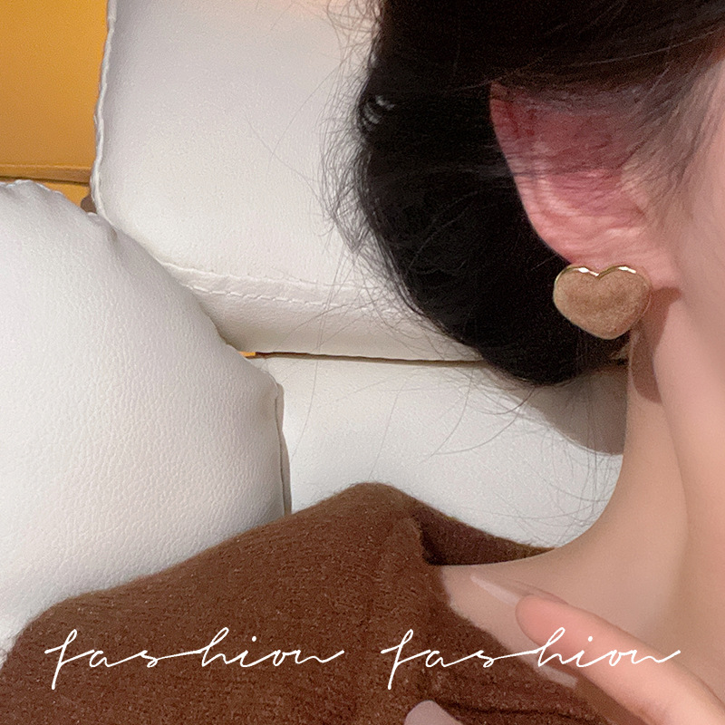 Retro flocked heart-shaped earrings for women, simple and versatile for autumn and winter, trendy ear studs, fashionable earrings details Picture