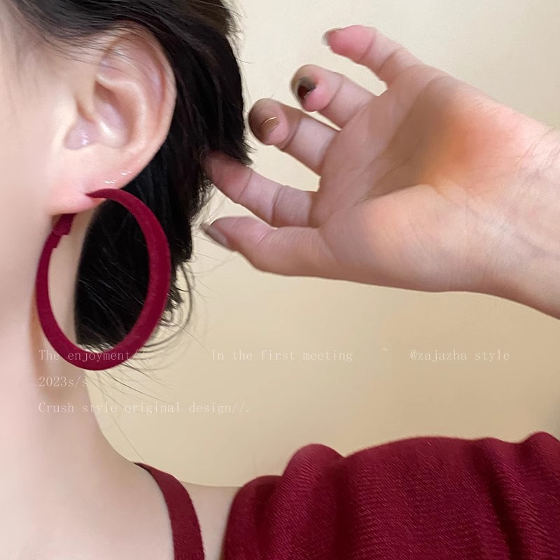The new Christmas and New Year collection features wine-red flocked circular ear rings with a feminine charm and retro stud earrings, presenting a high-end look Specification drawing