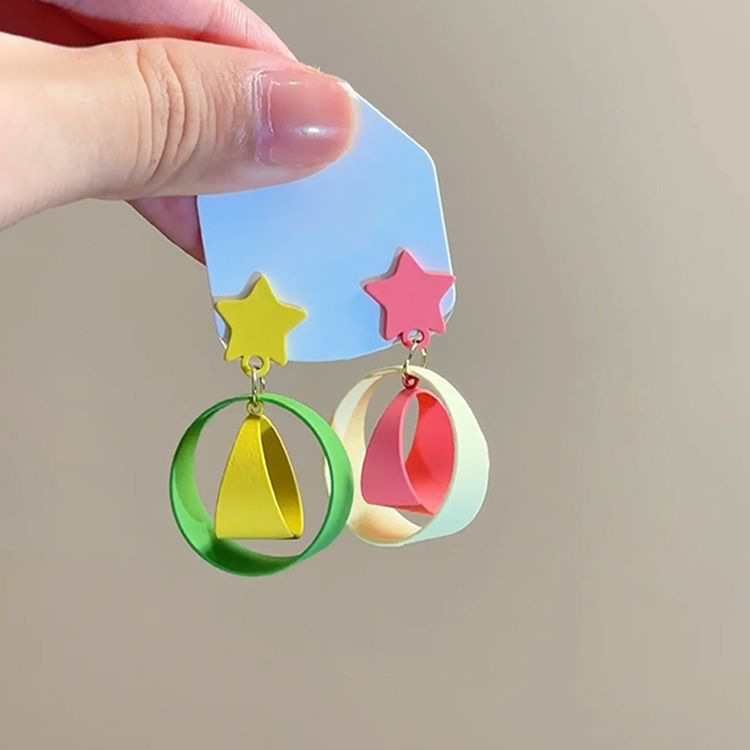 Asymmetrical five-pointed star circle earrings, a unique new type of earrings for women in 2025, a Korean-style trendy color-blocking earrings Specification drawing