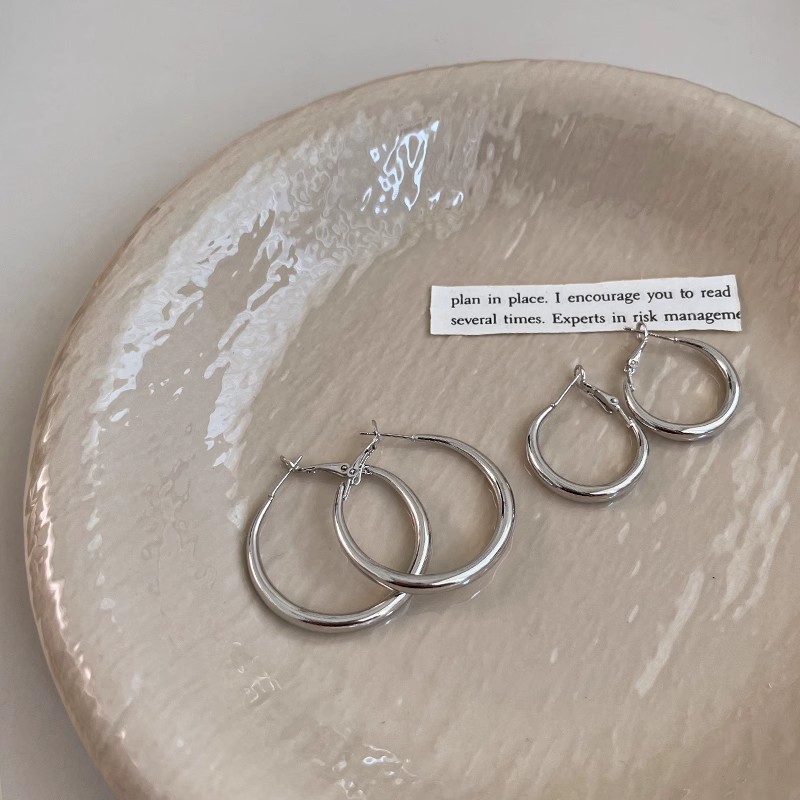 Circle earrings suitable for round faces, women's light luxury and high-end exaggerated plain ring earrings, new 2024 best-selling ear rings details Picture