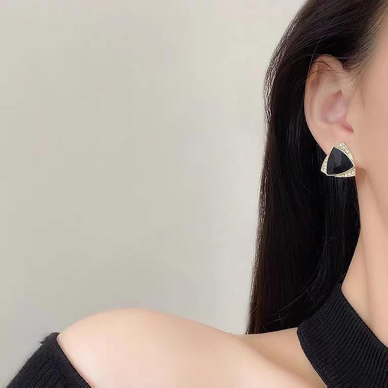 S925 Silver Needle Light Luxury geometric rhinestone triangular earrings, women's design sense, the same style of ear stud earrings and accessories as Internet celebrities Specification drawing