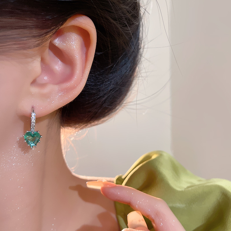 French design style cold and cool green heart-shaped earrings 2025 new trendy micro-inlaid zircon sweet and cool heart-shaped earrings Specification drawing