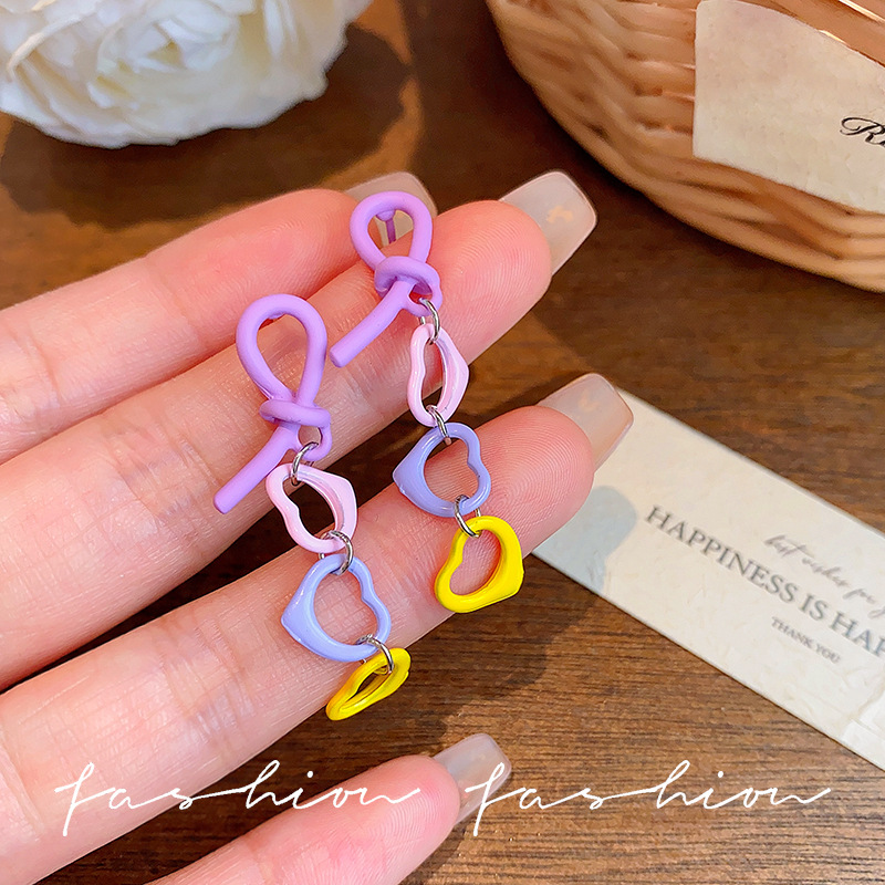 The dopamine-colored heart-shaped earrings with a niche design sense are sweet and elegant summer long, sweet and cool earrings for girls full figure
