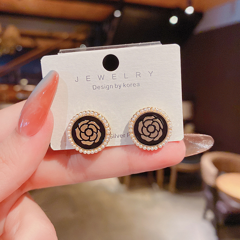 S925 Silver Needle New Style personalized oil-dripping circle rose earrings, the same as the trendy female Internet celebrity's simple and elegant stud earrings Application Scenario