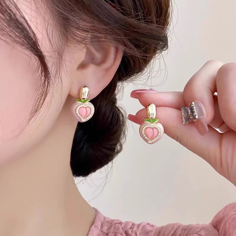 The pink earrings with diamond-encrusted peach earrings and heart-shaped stud earrings are the same style as Zhao Lusi's, exuding a gentle and luxurious, high-end vibe of a young girl details Picture