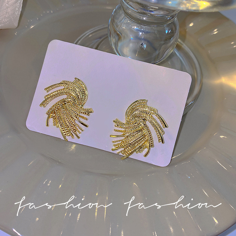 The exaggerated European and American earrings with a high-end feel, the stud earrings are grand and fashionable. The 2023 new firework unique retro earrings are a light luxury for women details Picture