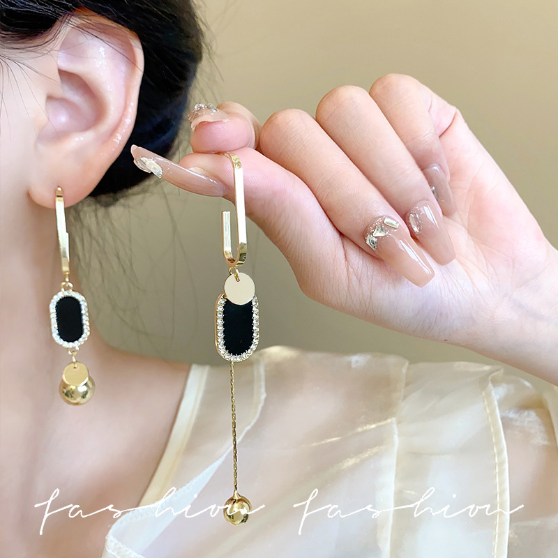 This high-end, light luxury long geometric asymmetrical earrings are simple and versatile for women. They exude a trendy charm. The tassel earrings make you look slimmer Application Scenario