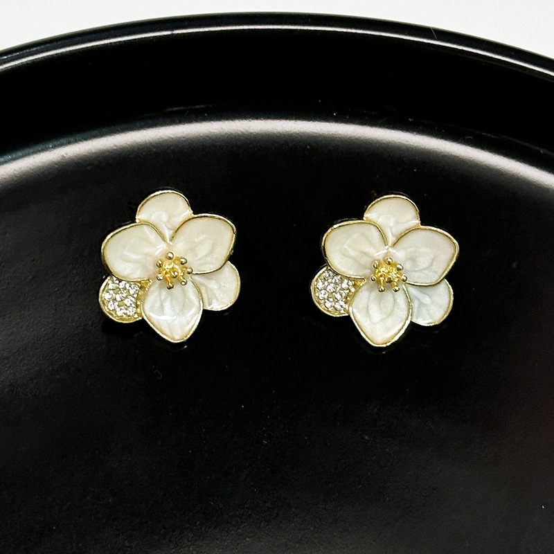 Korean Petal new trendy and niche design white petal earrings with a delicate fragrance style, a high-end accessory with a unique design sense for women Application Scenario