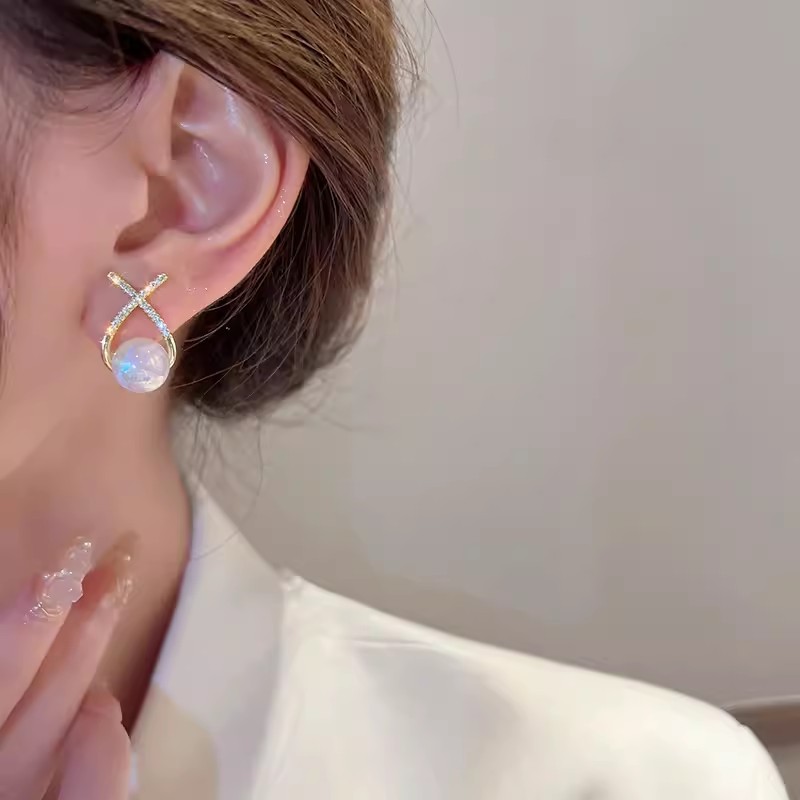 French diamond-encrusted crossed pearl stud earrings for women, a niche high-end and light luxury look. 925 silver needle, a popular online ear accessory wholesale Application Scenario