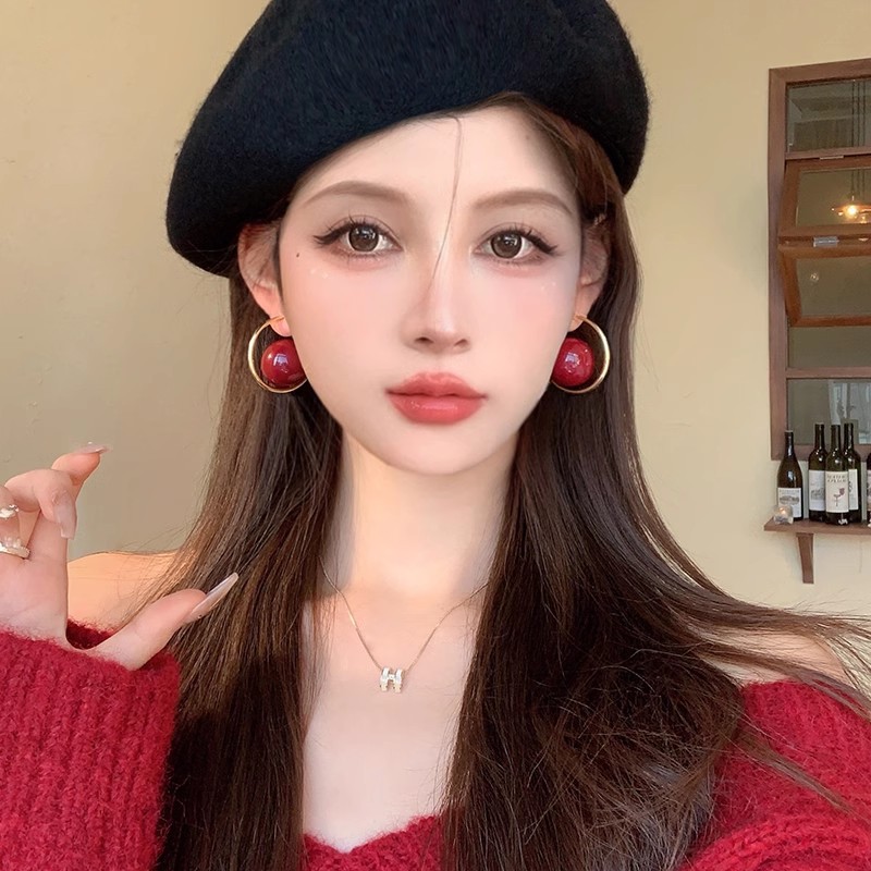 Early spring red exaggerated large pearl stud earrings for women, a niche design with a high-end feel, a unique and fashionable New Year's ear accessory details Picture