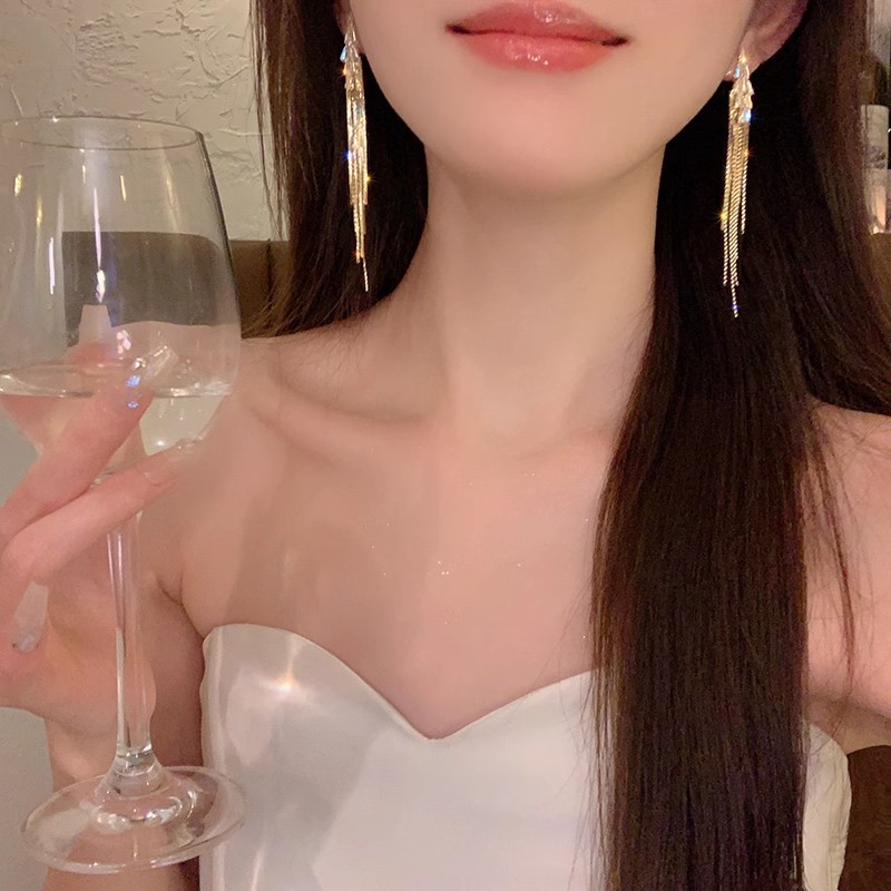 The lustrous gold light luxury long tassel earrings are a niche design for women with a sense of sophistication. The stud earrings exude a cold and elegant style Application Scenario