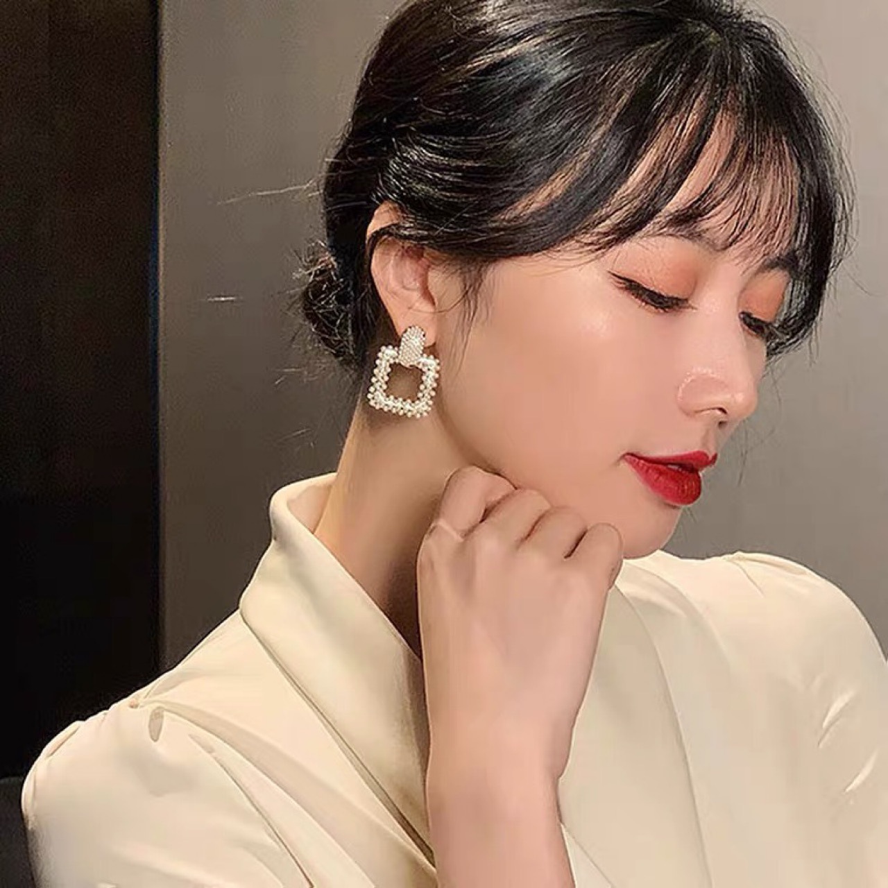 Light luxury geometric square pearl earrings, new trendy Korean French earrings, women's pure silver needle earrings Application Scenario