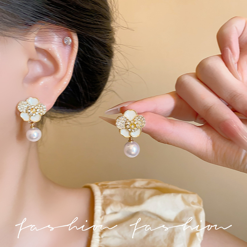 Exquisite micro-inlaid white flower earrings, women's pearl style versatile stud earrings, light luxury and high-end round face earrings new style details Picture