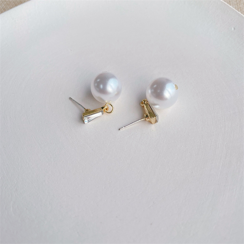 Simple and elegant pearl earrings, new trendy French style, silver needle stud earrings, high-end earrings, retro style earrings Application Scenario