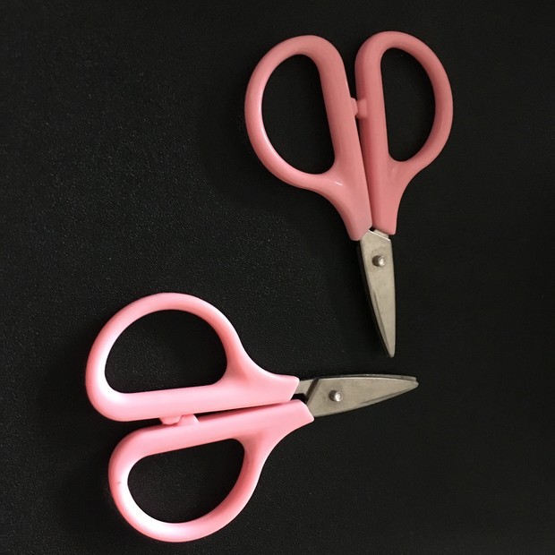 Factory direct sales of sewing kits, small scissors, first aid supplies accessories, high-quality stainless steel small scissors, pink wholesale Application Scenario