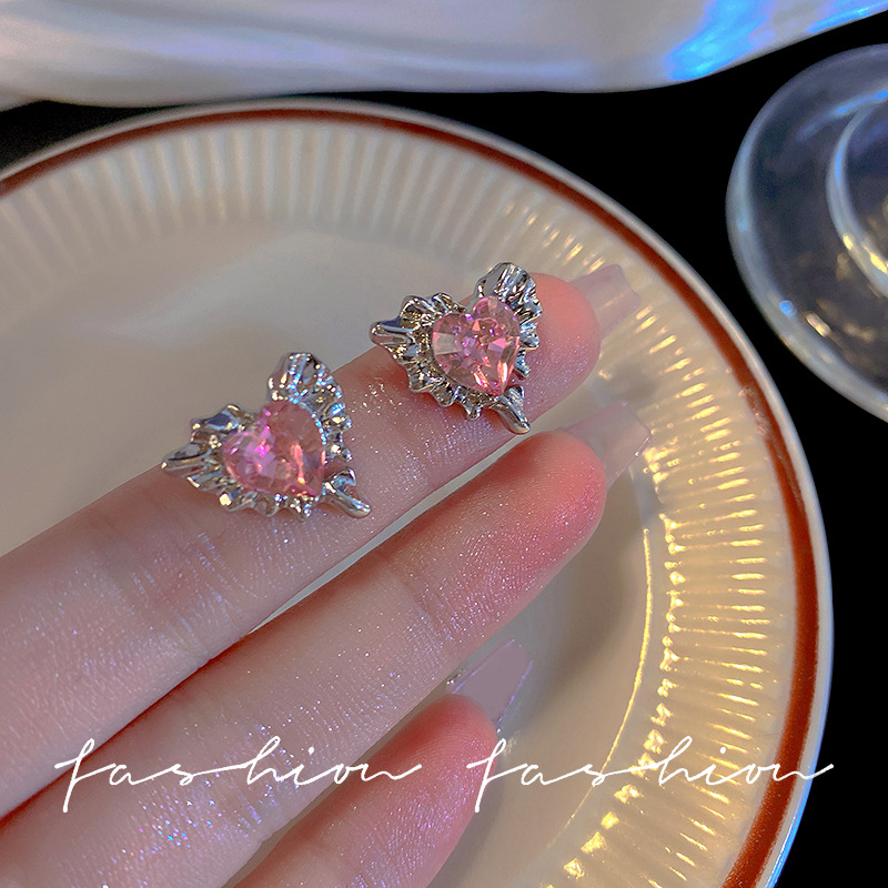 Liquid heart-shaped earrings with a niche design sense, elegant and trendy, light luxury stud earrings, trendy, sweet and cool, simple earrings, and a sense of sophistication for women full figure
