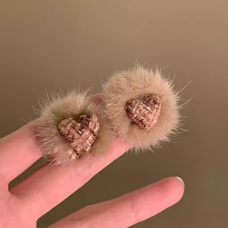 Autumn and winter atmosphere plush heart-shaped stud earrings for women, exquisite heart-shaped earrings, niche design, high-end and elegant earrings Application Scenario