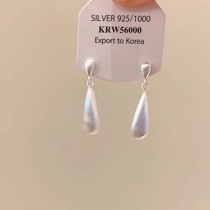 Retro matte silver teardrop-shaped earrings, a niche and high-end new Chinese-style earring, a light luxury and versatile accessory Application Scenario
