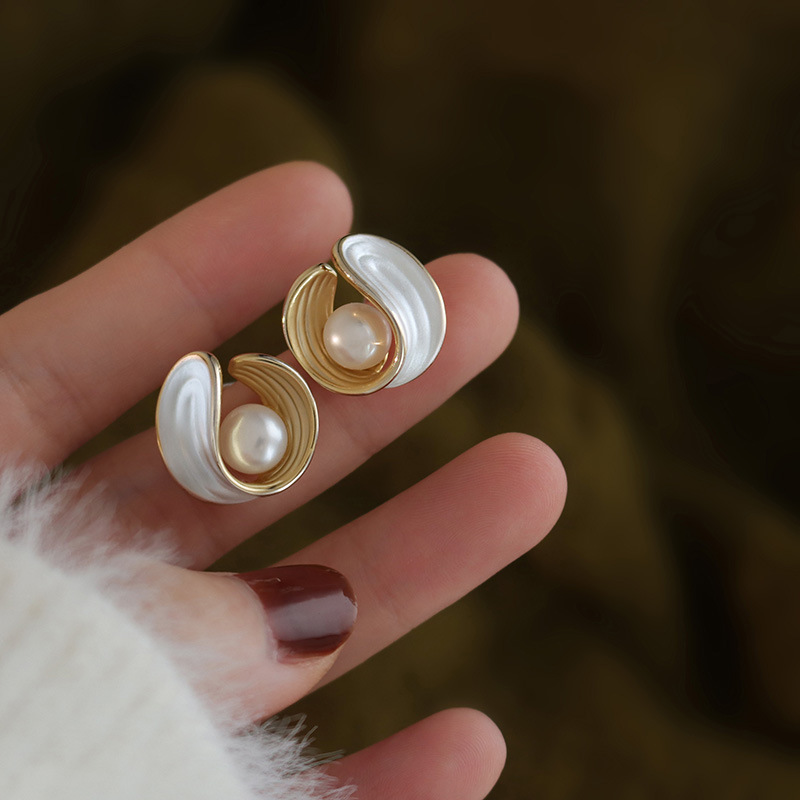 The s925 silver needle retro style pearl earrings exude a sense of feminine sophistication. The gentle and simple stud earrings are a niche design accessory full figure