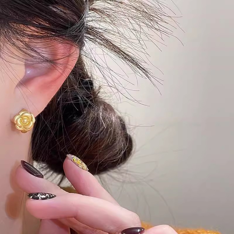 Zhao Lusi's camellia stud earrings for women are a light luxury and fashionable accessory with a niche design and a sense of sophistication. They are versatile earrings details Picture