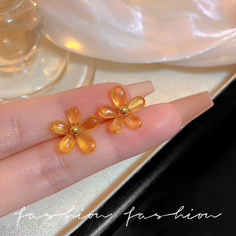Hong Kong-style transparent resin flower stud earrings, simple and niche design, elegant and versatile, sweet earrings, 925 autumn and winter earrings full figure