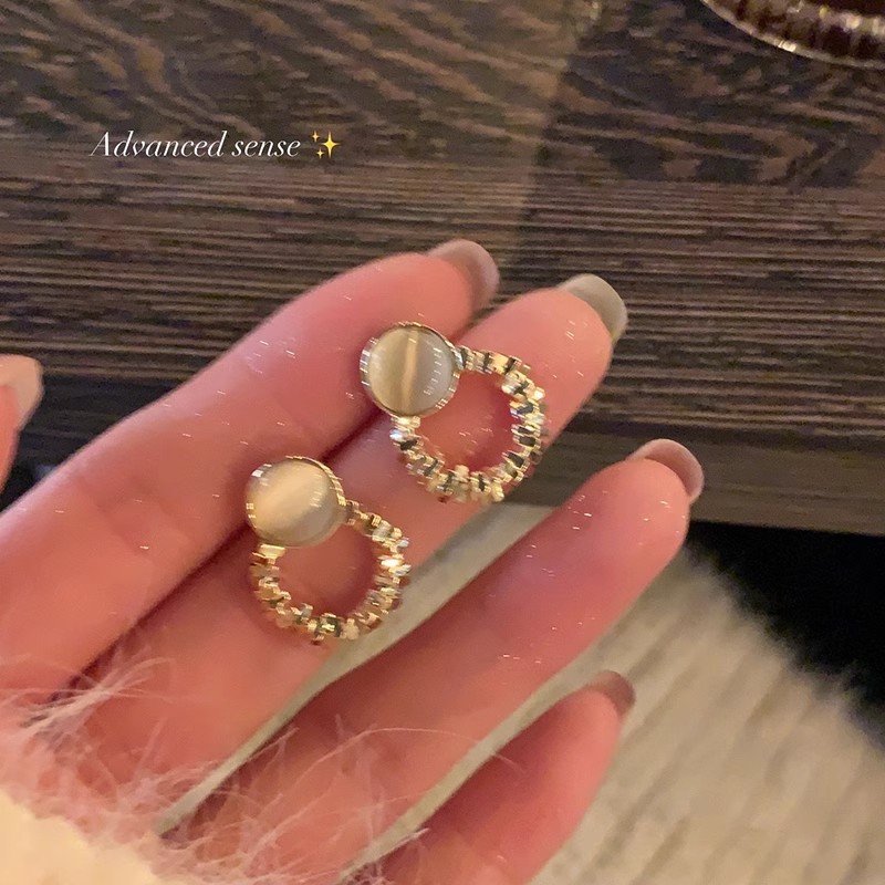 The sparkling cat's eye stone and silver geometric earrings exude a sense of feminine elegance and charm. They are Hong Kong-style retro and fashionable stud earrings Application Scenario