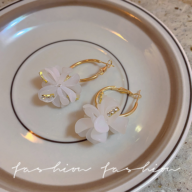 Super fairy-like white flower earrings and ear rings for women, Korean style, fashionable, individual, niche design sense, sweet and elegant, versatile earrings Application Scenario