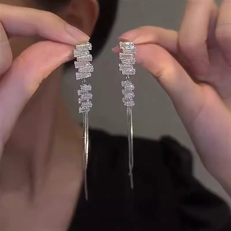 Super Flash Zircon long tassel stud earrings for women, light luxury and high-end fashion earrings, niche design, simple and unique earrings Specification drawing