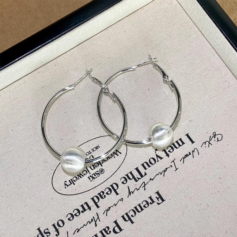 Exaggerated and grand round stud earrings from Japan and South Korea, featuring a niche design for women, are high-end earrings with a light luxury, simplicity and unique charm details Picture