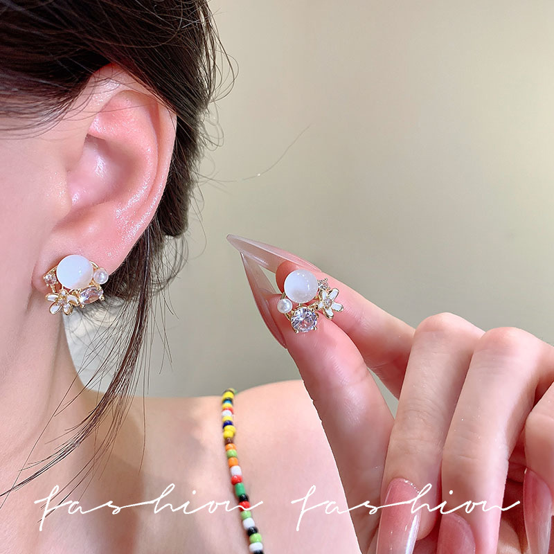 The fresh and versatile floral stud earrings exude a light luxury, niche and high-end feel. The super sparkling copper micro-set diamond earrings are the same style as the Internet celebrities details Picture