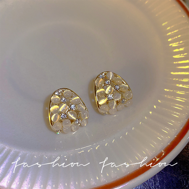 French retro high-end style golden cat's eye stone oval silver needle stud earrings, women's niche design sense and elegant earrings Specification drawing