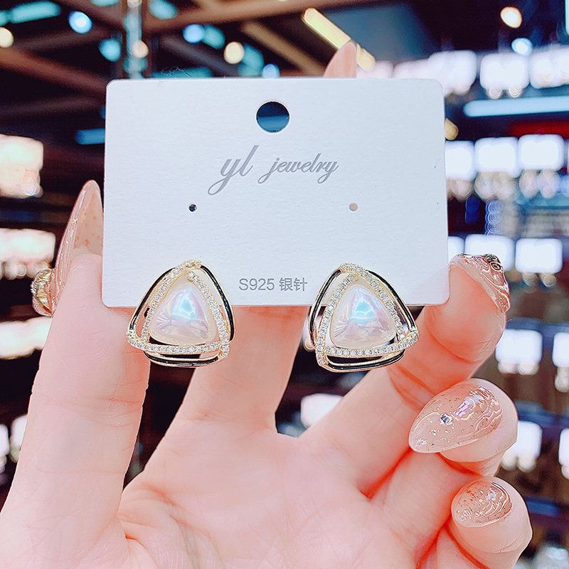 S925 Silver Needle stylish geometric triangular pearl Stud earrings, a new trendy pearl earring with a niche design sense Specification drawing