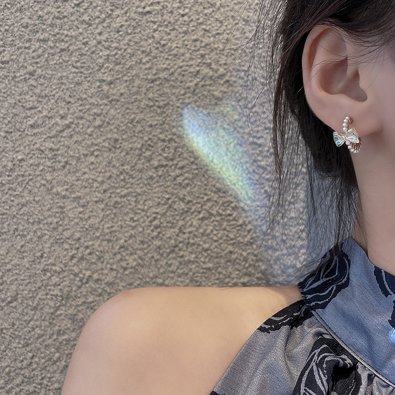 C-shaped colorful bow pearl earrings, a sweet and trendy Japanese and Korean style earpiece that is popular on the Internet. It exudes a sense of sophistication for women and is versatile Application Scenario