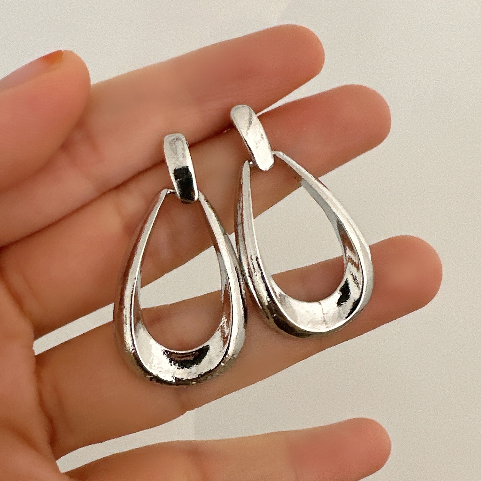 European and American cross-border best-selling earrings, light luxury and high-end style, hollowed-out teardrop ins geometric oval earrings, women's teardrop earrings details Picture