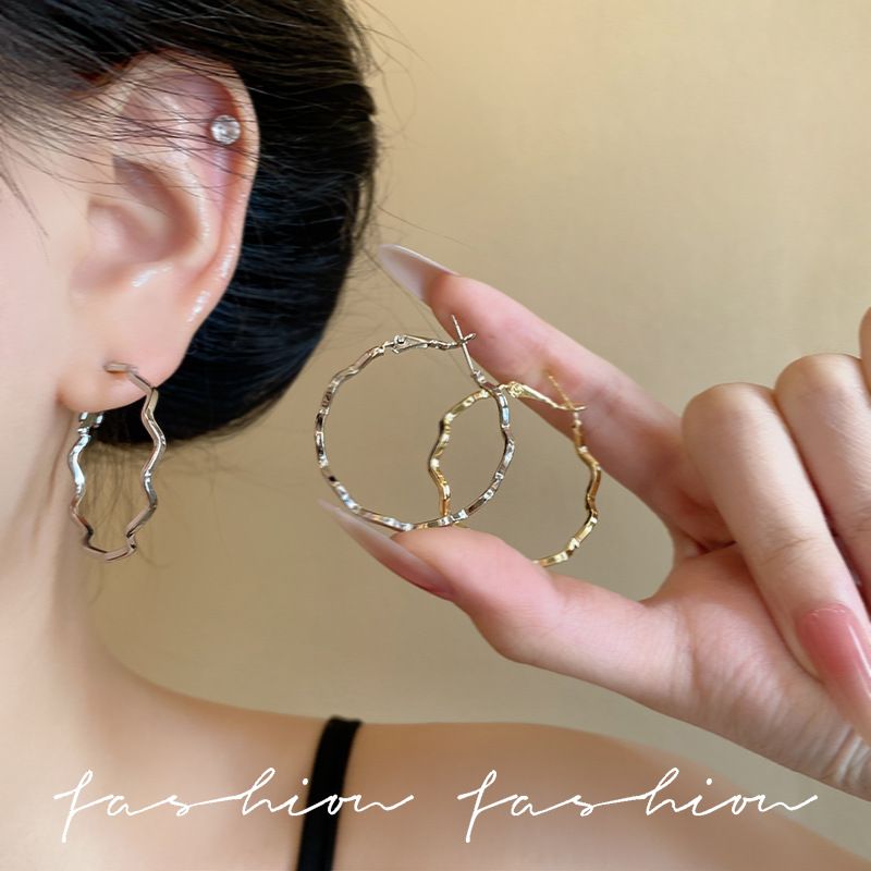 Golden-textured large circle earrings exude a sense of sophistication and simplicity for women. Exaggerated circle earrings with a niche design feel full figure