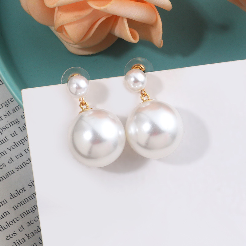 S925 Silver Needle new Korean-style large pearl earrings for women, French retro elegance, a trendy and exaggerated earpiece full figure