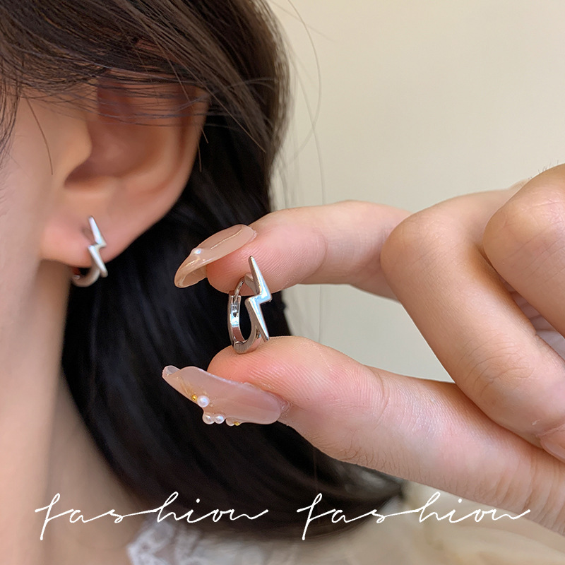 Men's silver needle earring, a niche design with a high-end feel, a new 2024 trendy and cool lightning ear buckle, a cold style earpiece Specification drawing