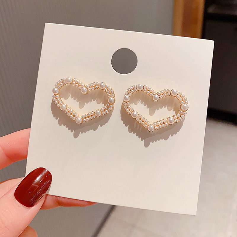 New trendy Baroque heart-shaped pearl earrings, fashionable Korean style, Internet celebrity retro Hong Kong-style stud earrings for women details Picture