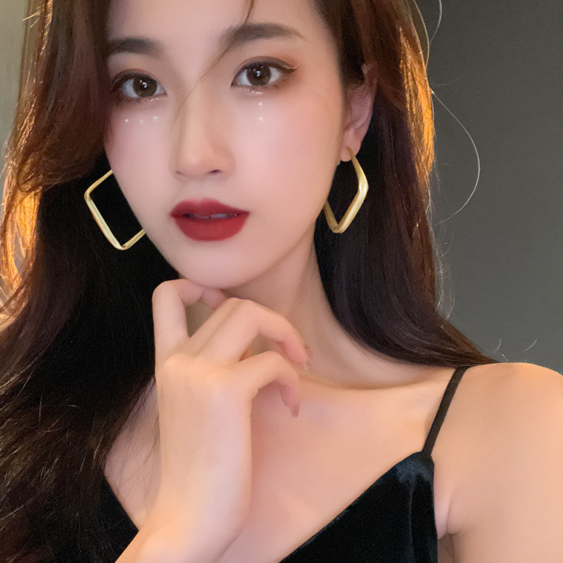 European and American exaggerated and grand earrings, a cold and elegant female style, matte and high-end, diamond-shaped ear rings, retro and light luxury style earrings Application Scenario