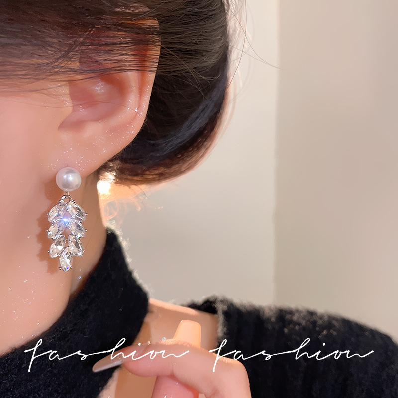 Tassel zircon leaf earrings for women, a light luxury and high-end pearl earpiece, a new bestseller accessory of Chanel in 2025 Specification drawing