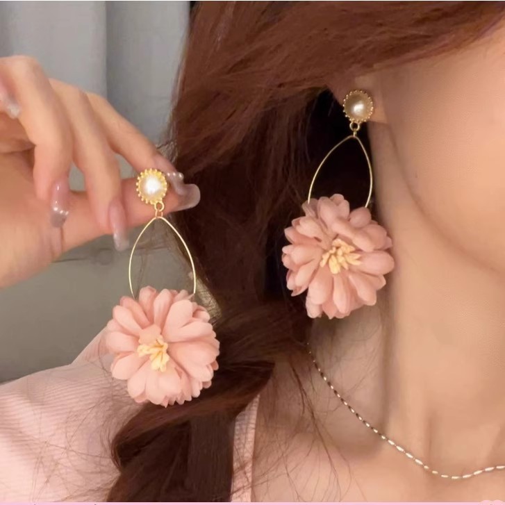 Sweet pink flower pearl earrings, gentle and elegant in early spring and summer, high-end earrings, exaggerated vacation style earrings full figure