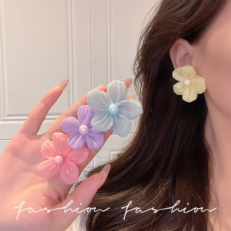 The sweet and ethereal purple flower stud earrings, a female Internet celebrity, exude a high-end and fresh vibe. These earrings are versatile and unique details Picture