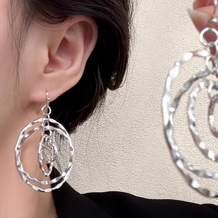 The retro multi-layer hammer-patterned earrings exude a unique feminine charm. They have a cool and refreshing touch. The ear studs modify the face shape and make the face look better. Small earrings full figure