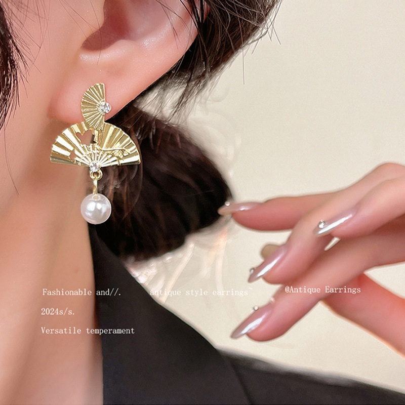 New Chinese-style stud earrings, gold fan pearl niche earrings, light luxury style, high-end feel, bridal morning dress earrings for women Specification drawing
