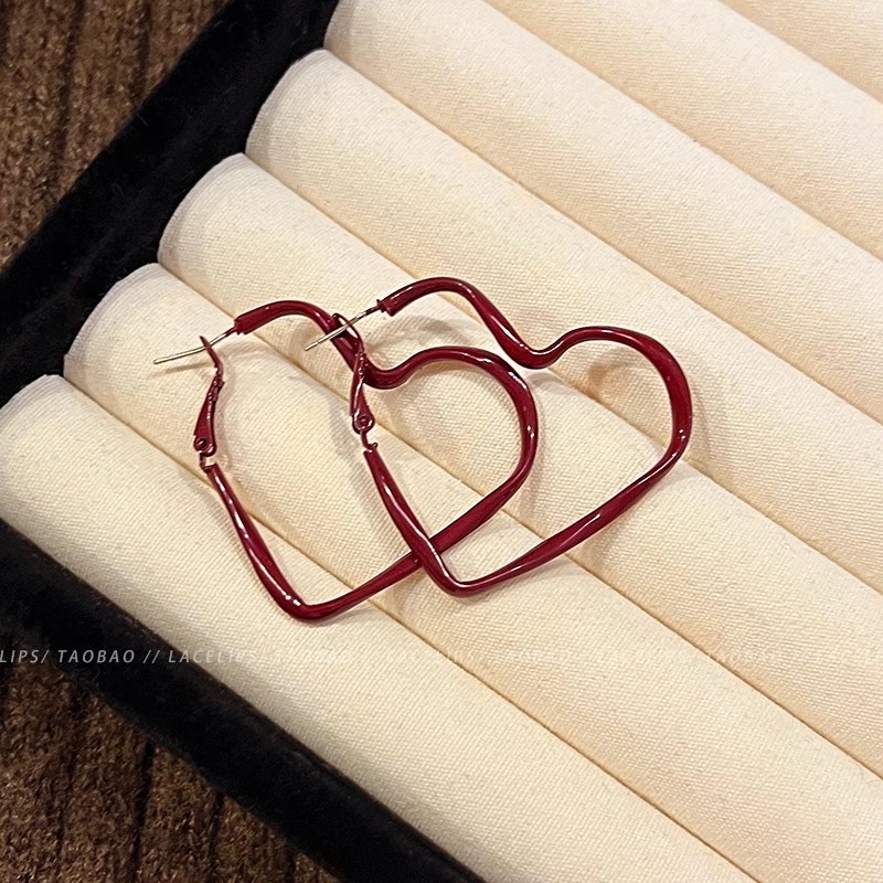 The Ankola red heart-shaped stud earrings, a niche design for women, exude a sense of sophistication and elegance, making them an ideal choice for autumn and winter Application Scenario