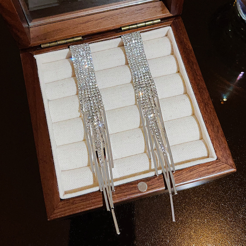 Exaggerated and unique long tassel earrings with a light luxury and high-end feel, super dazzling full diamond earrings, feminine and exquisite stud earrings Specification drawing